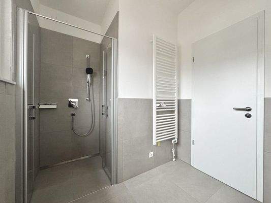 Tageslichtbad mit Dusche