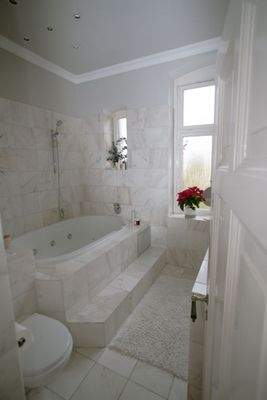 Bad mit Fenster und Badewanne