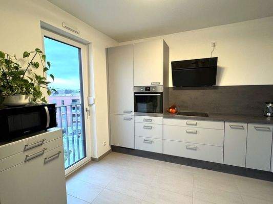 mit bodentiefem Fenster