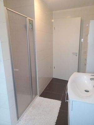 Badezimmer mit Dusche und Bad 