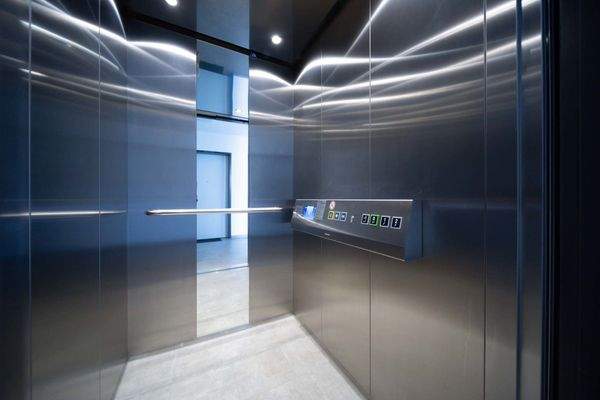 Aufzug in alle Etagen und in die Tiefgarage