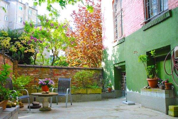 Hinterhof, Patio im EG