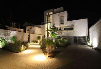 Hausansicht bei Nacht