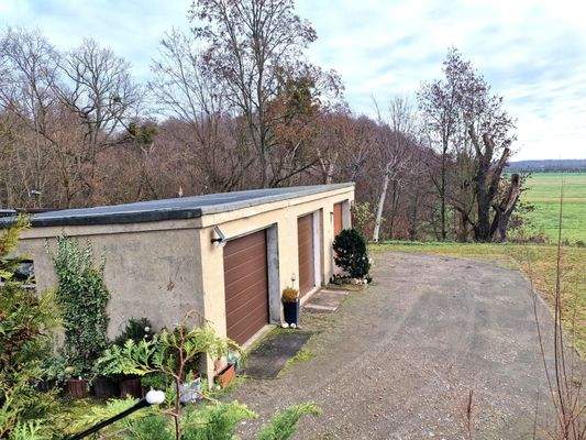 Garagen hinter dem Haus
