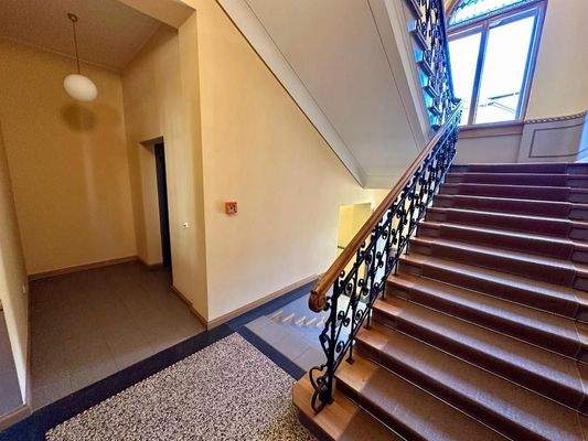 Fahrstuhl / Treppenhaus