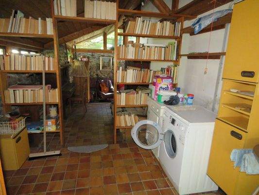 Abstellraum mit Waschmaschinen- u. Trockneranschl.
