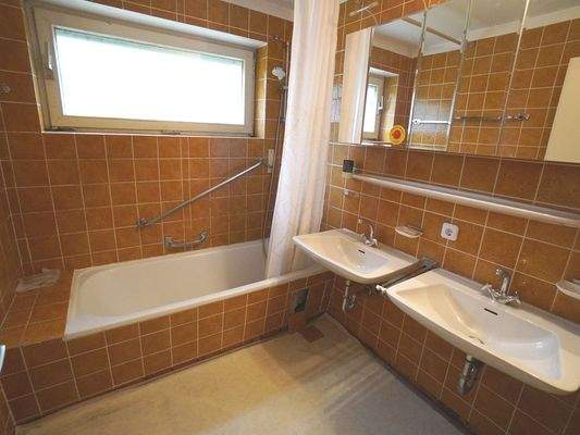 Tageslichtbad mit zwei Waschbecken und Badewanne