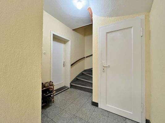 Eingang Wohnung EG und Treppenaufgang