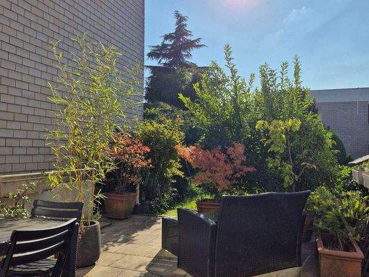 Terrasse mit Aussicht zum Garten.jpg