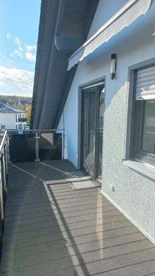 Großzügiger Süd-Ost-Balkon mit Markise