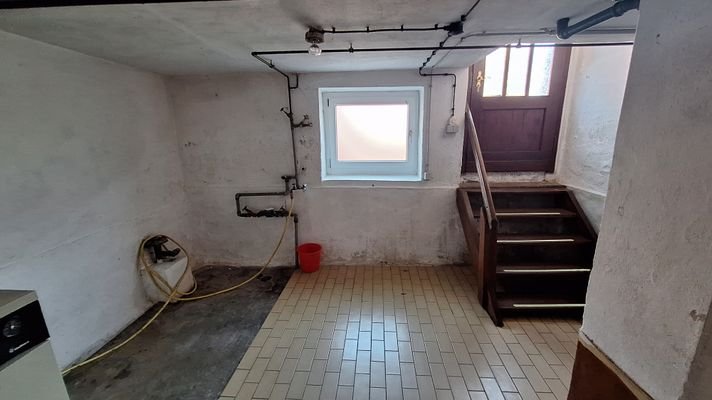 Kellerraum, rechts Treppe zum Hof 5912.jpg