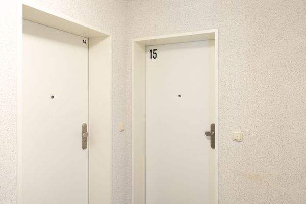 Die breite Eingangstür