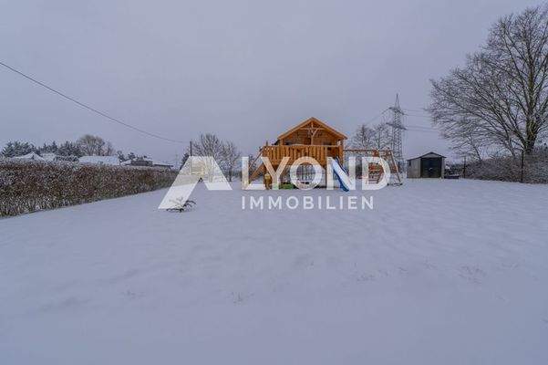 Garten mit XXL-Spielhaus und Geräteschuppen