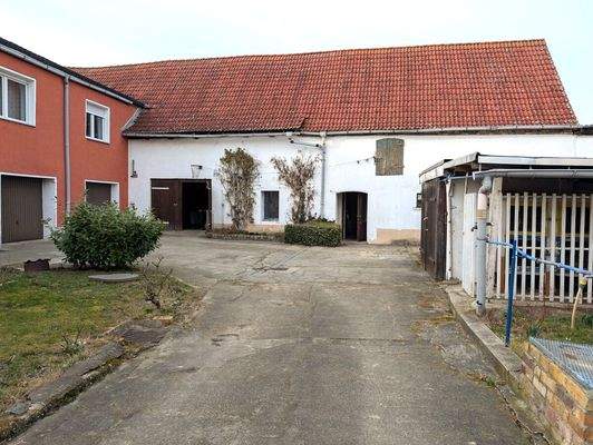 Innenhof mit Scheune