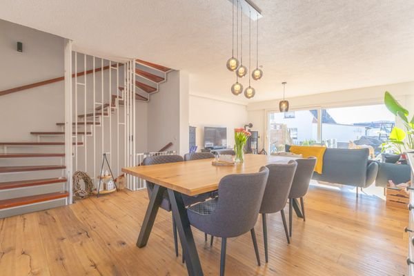 Wohn-Esszi. m. Parkettfußb. u. Zugang zur Terrasse