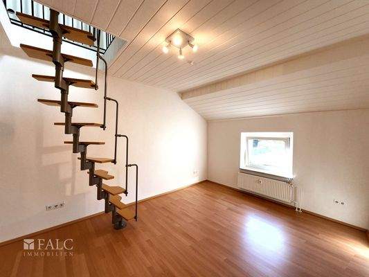 Wohnzimmer und Zugang zum Studio und zur Dachterrasse 