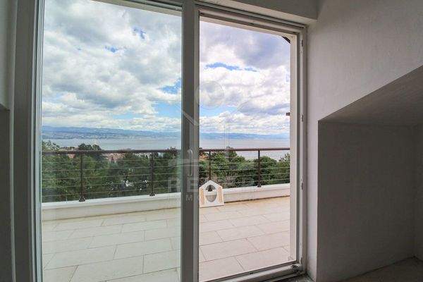 Heller und geräumiger Wohnbereich mit Meerblick