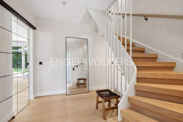 Treppenaufgang und Eingangsbereich