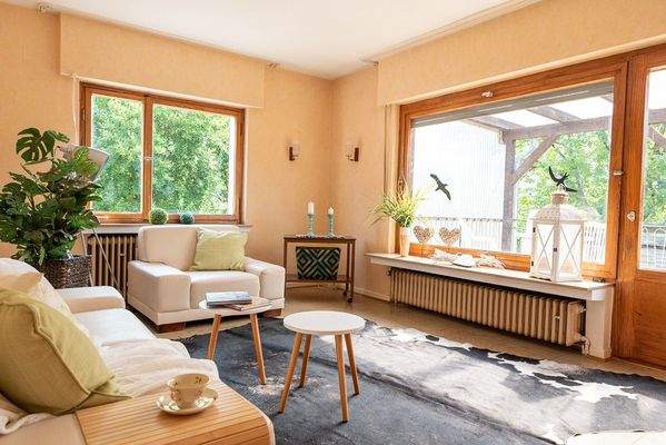Wohnzimmer mit Ausgang zu Terrasse
