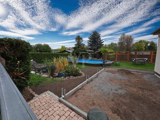 Ansicht Gartenbereich mit Poolanlage