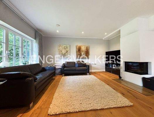 Wohnzimmer mit Kamin