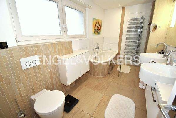 Badezimmer mit Badewanne & Dusche