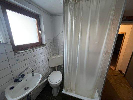 Haus-Linden-Leihgestern-Keller - Bad 2.JPG