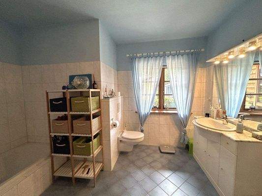 Badezimmer mit Dusche u. Badewanne