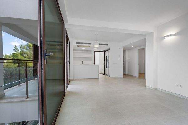 Blick  auf die Terrasse und das Wohnzimmer