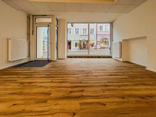 heller Eingangsbereich für maximalen Einblick und hohe Außensichtbarkeit