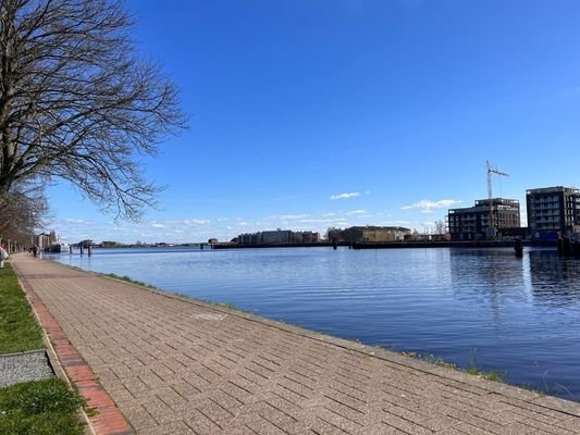 Weg hinter dem Haus am Innenhafen