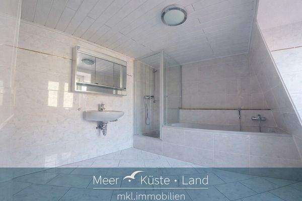 Duschbad mit Badewanne