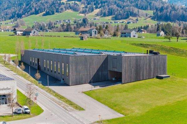 Top moderne Produktions- und Lagerhalle