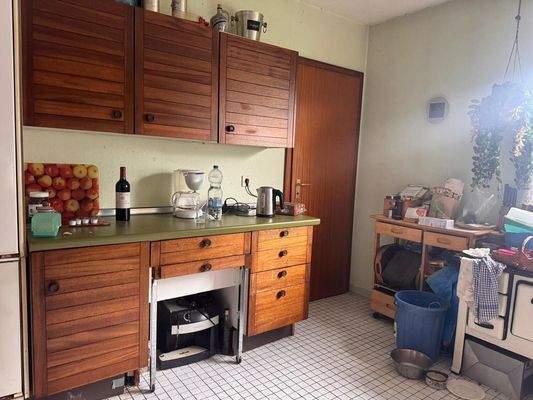 Küche mit Abstellkammer