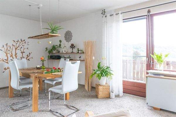 Wohn-,  Esszimmer/ Austritt Balkon