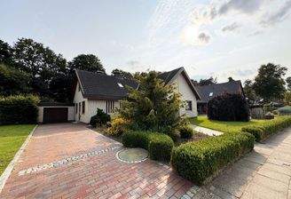 Haus von vorne Garagenauffahrt