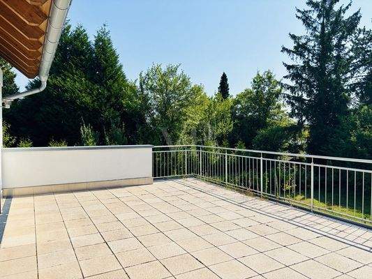 großer Balkon zum Garten