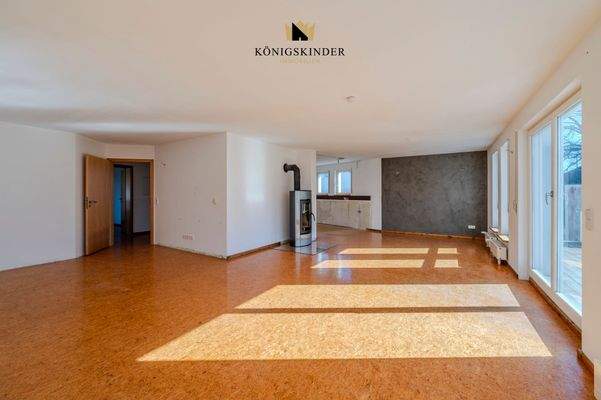 Der Holzofen sorgt für Wärme, das Wohnzimmer für Wohlfühlmomente – fehlt nur noch Ihr Lieblingssessel!