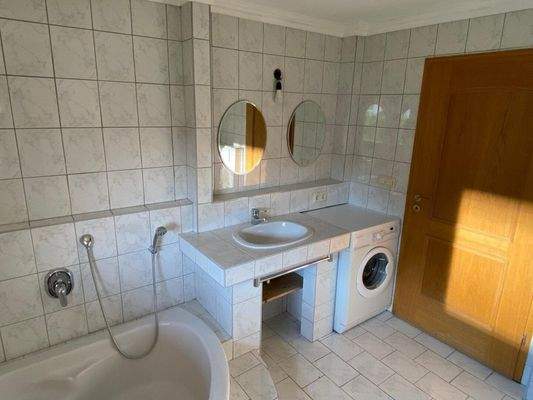 Badezimmer mit Wanne