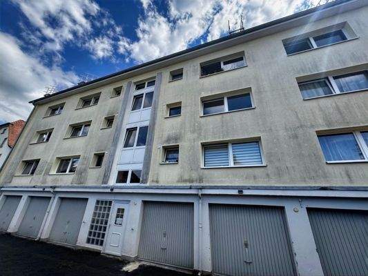 Rückseite mit Garagen