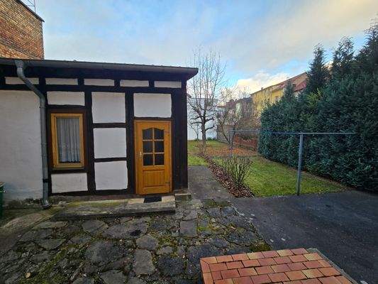 Rückwärtiger Garten mit Nebengelass