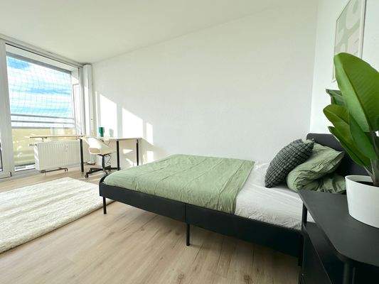 Helles Schlafzimmer mit Balkon