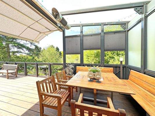 Überdachte, teilverglaste Terrasse mit Markise, Sonnenlamellen und vielem mehr!