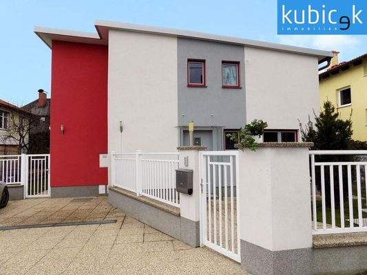 Vorderansicht mit Parkplatz