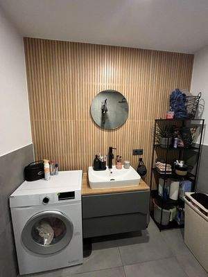 Edles Bad mit Holzpaneelen, Sp