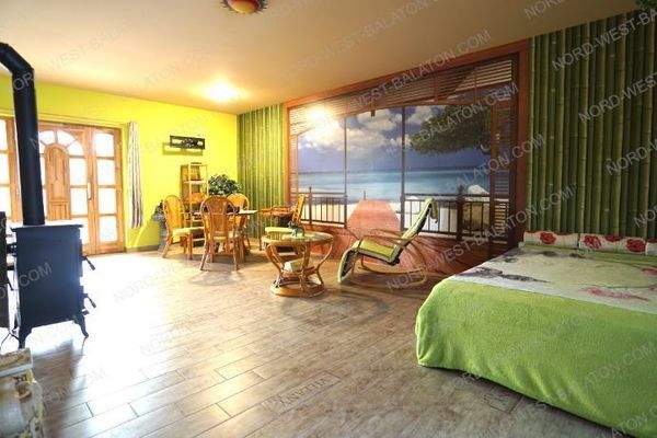 Wohn-/Esszimmer mit offener Küche