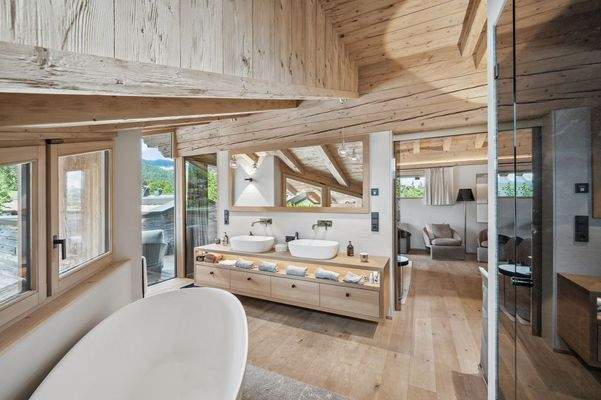 Das Master-Badezimmer mit freistehender Badewanne 