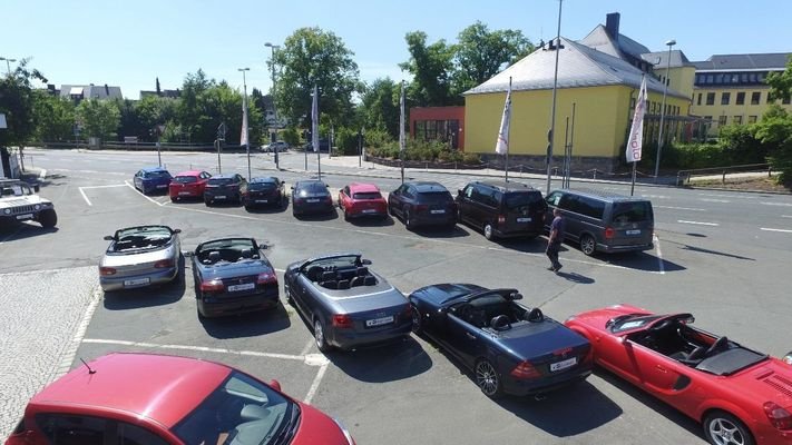 Ansicht Parkplatz/ Autos