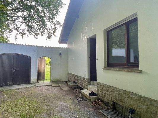 Seitenansicht mit Garage und Durchgang zum Garten