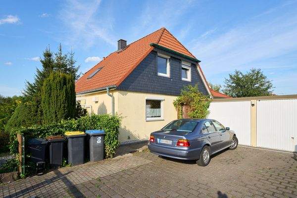 Hausansicht mit Parkplatz